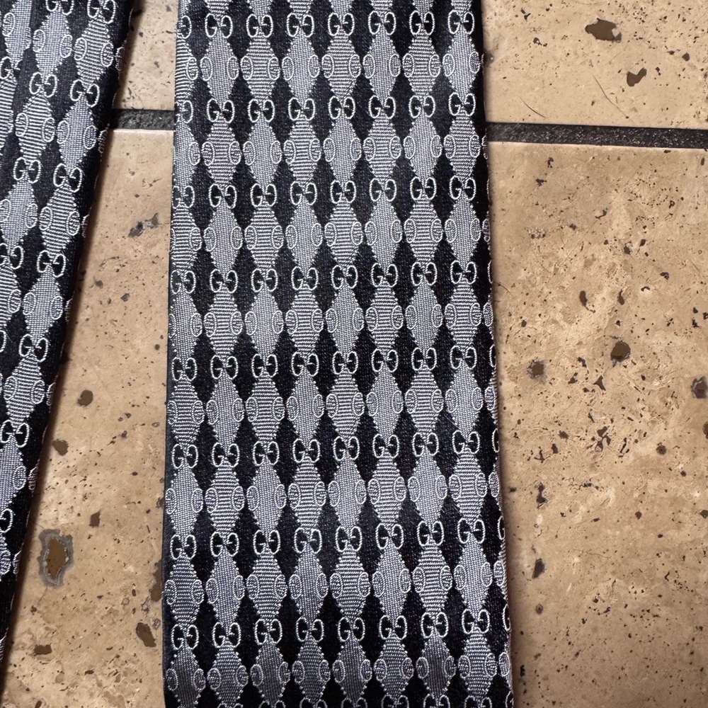 🌸Gucci Men's Black and Gray Patterned Tie - Picture 3 of 3